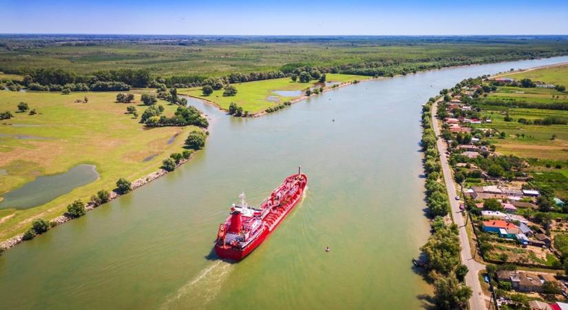 Különös katasztrófa a Dunán: egyetlen nap alatt két hajó süllyedt el, műtrágyát szállítottak – most mindenki azt vizsgálja, mekkora a vízszennyezés