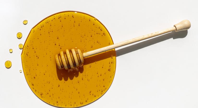 Ne hagyd ki a mézet a téli hajápolási rutinodból! Házi praktikák és legjobb samponok