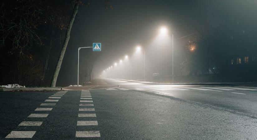 Lecsökkent a látótávolság, a hőmérséklet fagypont alatt, csak óvatosan! Videó a 85-ösről