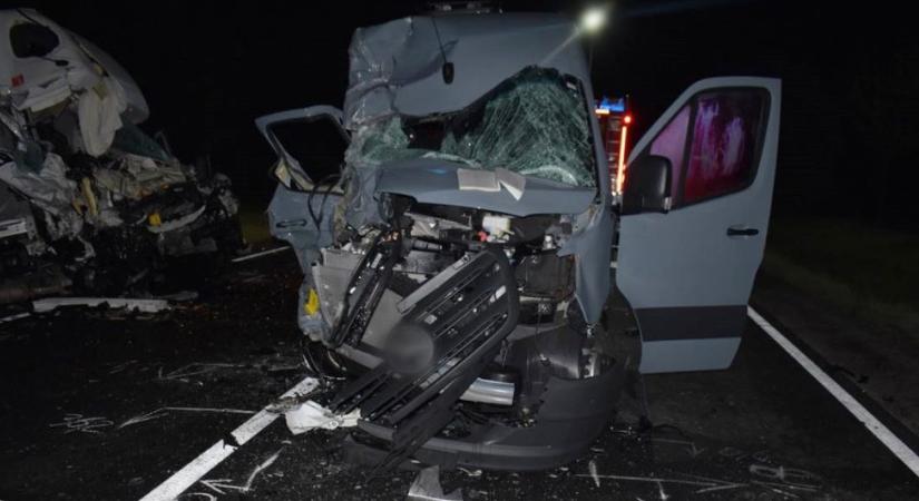 Elítélték a teherautósofőrt, aki 11 ember sérülését okozta figyelmetlensége miatt Hajdú-Bihar megyében