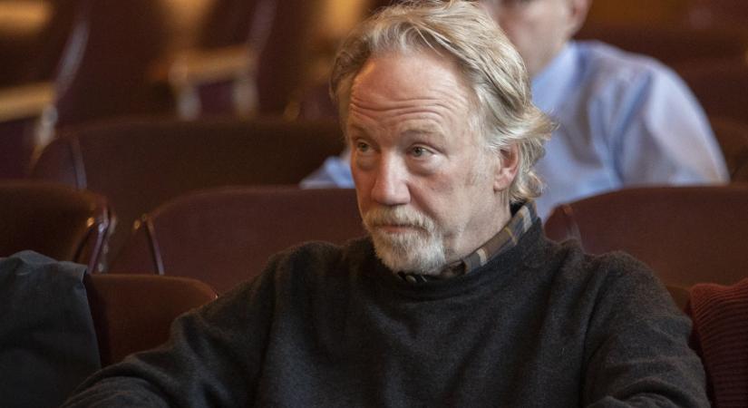 Az elfogatóparancs után önként jelentkezett a rendőrségen a kiskorú sérelmére elkövetett szexuális visszaéléssel gyanúsított színész-rendező, Timothy Busfield