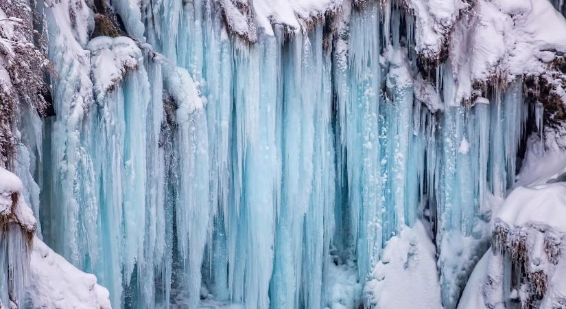 Totálisan befagyott a legnagyobb magyar vízesés, óriási jeges polipcsápok lógnak a hegy oldalában