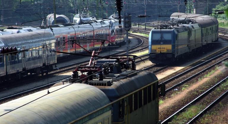 Eltört a sín a győri fővonalon, jelentős késésekre kell számítani