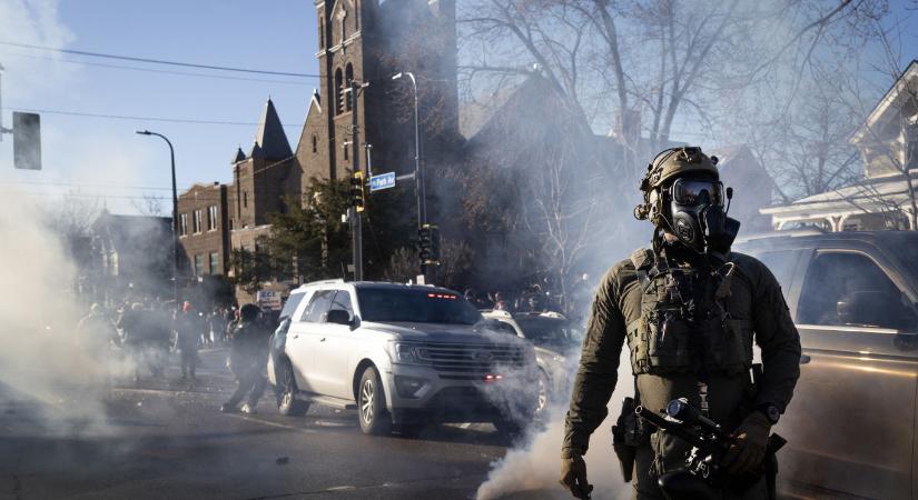 Eszkalálódnak a tüntetések Minneapolisban Good lelövése után, újabb férfira lőttek rá az ICE fegyveresei