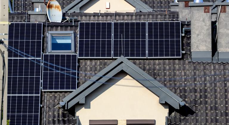 Beavatkozik a kormány a napelemes piacon, rengeteg rezsiszámla lehet érintett