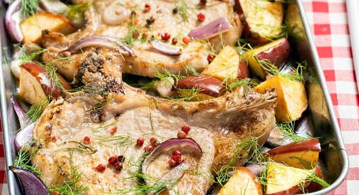 Fokhagymás sertésszelet krumpliágyon: kevés munkával kerül az asztalra