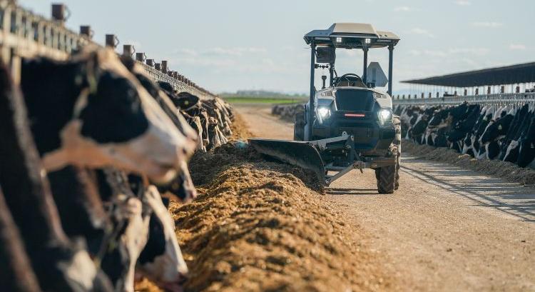 Autonóm Monarch traktor: új mérföldkő a takarmányozásban