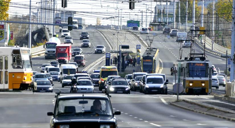 Hármas karambol Budapest egyik legforgalmasabb útján: aki teheti, kerüljön!