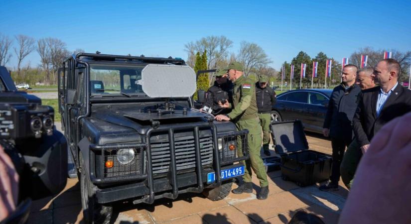 Politico: A szerb BIA és az orosz FSB kutyákon tesztelte a hangágyút
