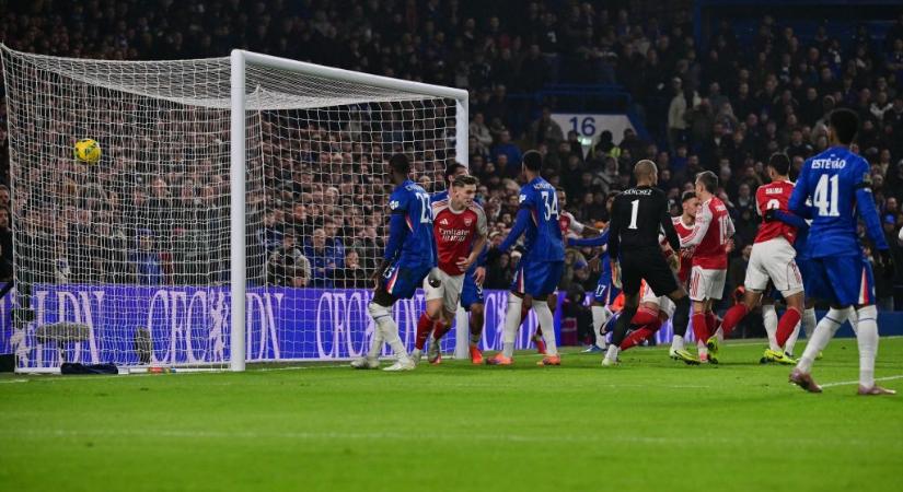 A Chelsea kapusa két gólt ajándékozott az Arsenalnak