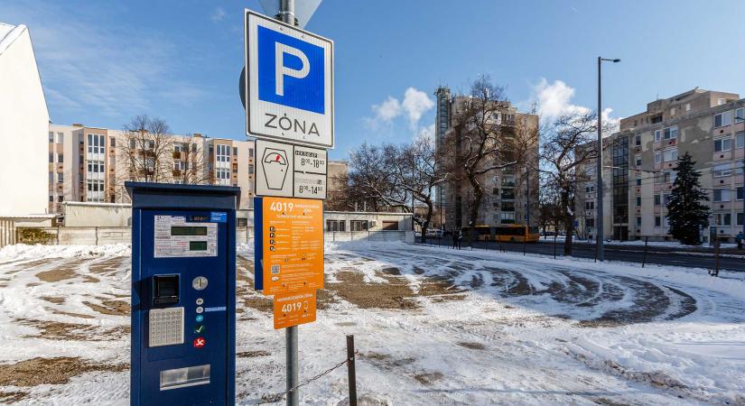 Új parkolóhelyeket adtak át Debrecen belvárosában
