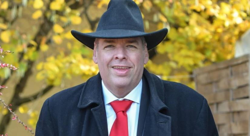 Erre a kereskedők sem voltak felkészülve: Schmuck Andor váratlan húzással rukkolt elő a Kincsvadászok VIP forgatásán