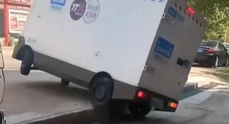 Néha megkergülnek az önvezető kisbuszok a kínai utcákban – videó