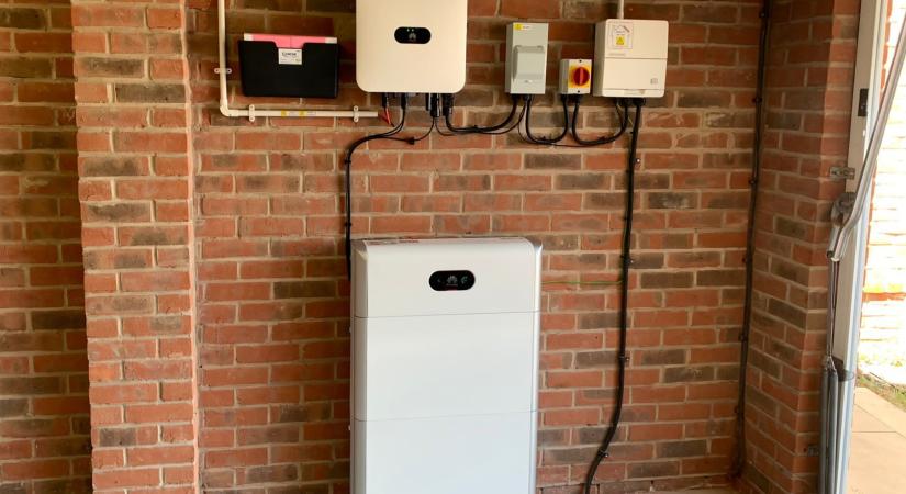 Kiírták a pályázatot, 100 milliárdot kapunk otthoni akkumulátorokra