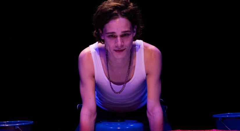 Eredeti helyszínére tér vissza Katona Péter Dániel monodrámája, a Holtverseny