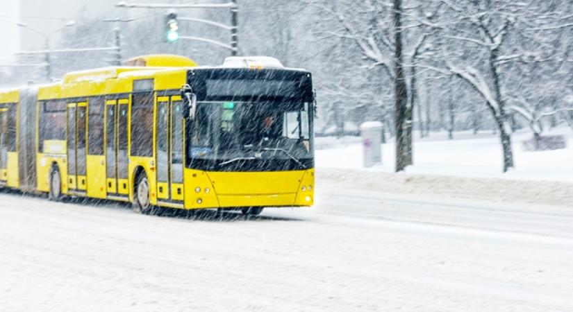 Hajmeresztő, hogyan közlekedett a farkasordító hidegben ez a távolsági busz: a MÁV azonnal vizsgálatot indított