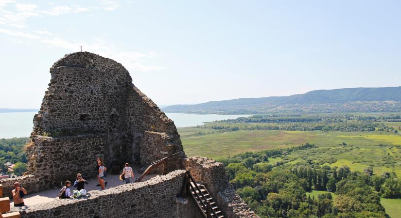 Felbolydult Szigliget: kikötőt kotornának a védett balatoni öbölbe - petíció indult