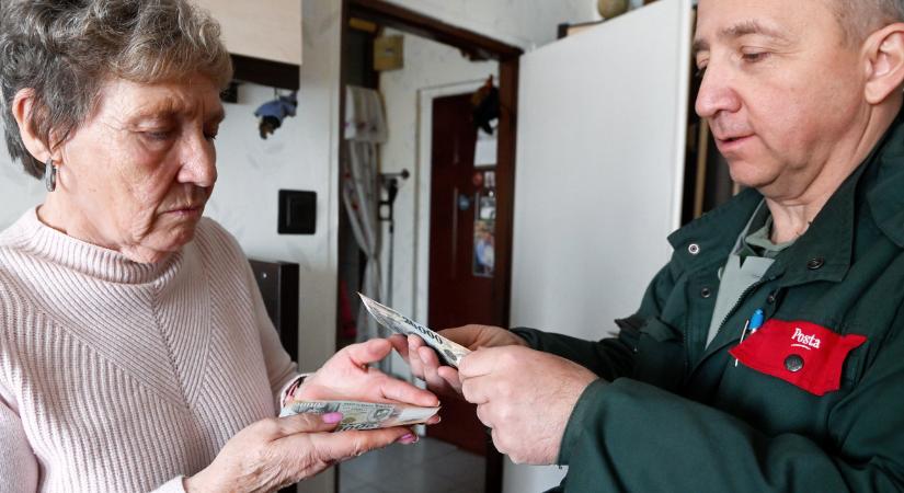 Mától kézbesítik a postások a megemelt nyugdíjakat