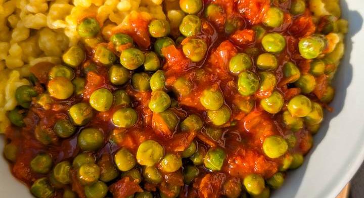 Pénztárcabarát zöldborsópörkölt: egy retró, vegán fogás a magyar konyhából