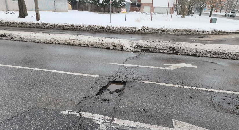 Veszélyes kátyút javítottak ki soron kívül Szolnokon