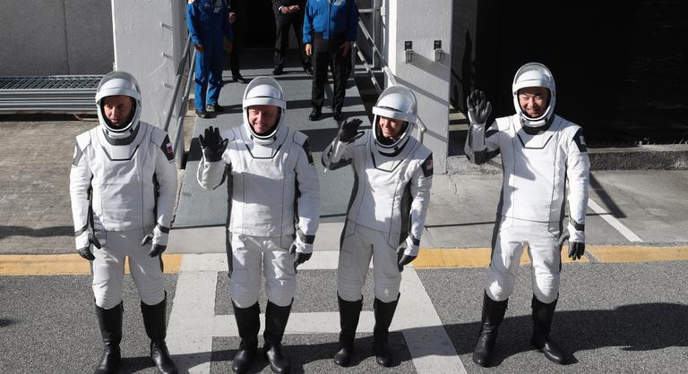 Sikerrel zárult a történelmi akció, földet értek az űrből rendkívüli módon visszahozott űrhajósok