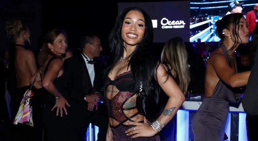 Ez kemény: szinte láthatatlan bikiniben fotózták a híres rappernőt