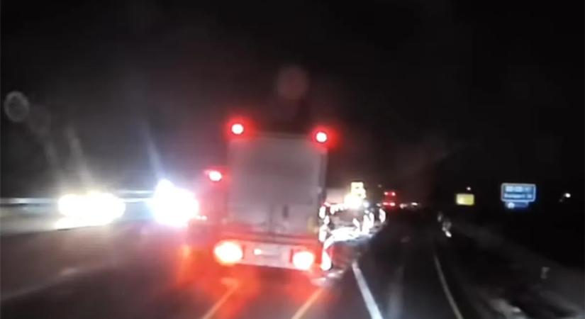Benézte a terelést, mindent letarolt a kamionos az M1-esen – ezt önnek is látnia kell