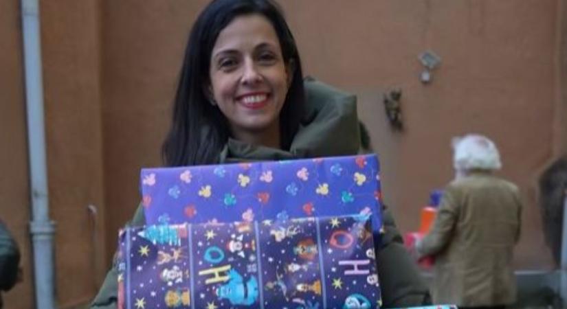 Hadházy: minisztériumi dolgozók ajándékaival pózolt az államtitkár