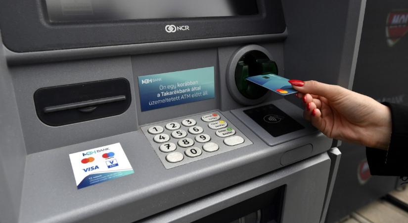 Óriási változás zajlik a hazai ATM-eknél: minden banki ügyfelet érint, aki pénzt szeretne felvenni
