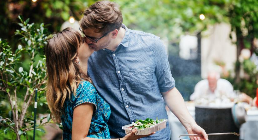 Ez a retró randizási szokás ismét hódít: tényleg jobb, mint az online ismerkedés?