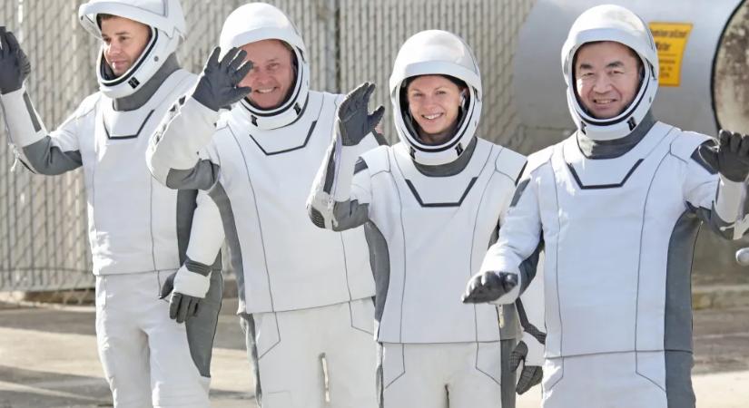 Idő előtt, de szerencsésen visszatért az űrből a Nemzetközi Űrállomás négy űrhajósa