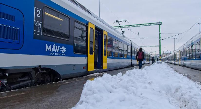 Eltört a sín a fagyok miatt Tatánál, késésekre kell számítani