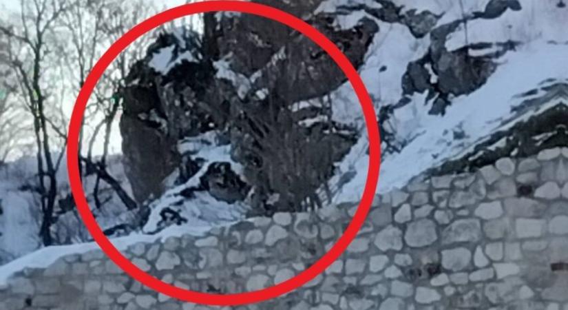 Különös arcot rajzolt a hó a Cseszneki vár falára (veol.hu)