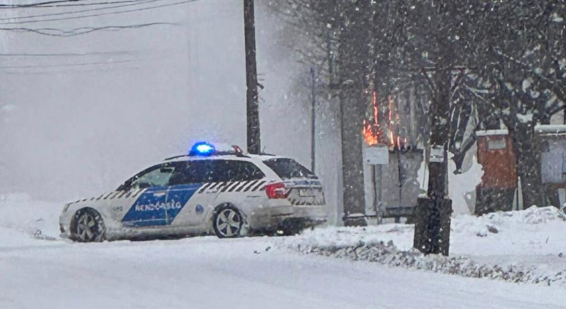 A hideg és a hó sem állította meg őket – rendőrök segítették a rászorulókat Békésben