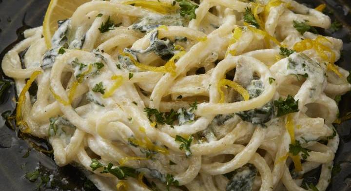 Selymes, citromos-ricottás tészta: egylábasos fogást mutatunk