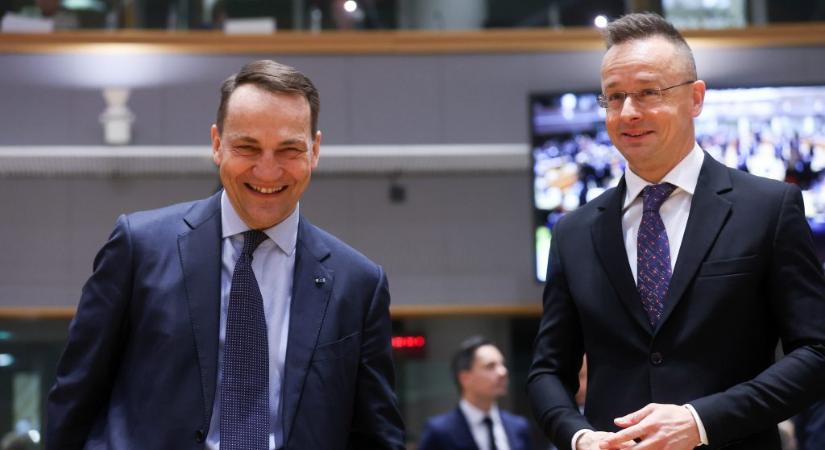 Szijjártó fanatikus háborúpárti Soros-ügynöknek nevezte Lengyelország külügyminiszterét