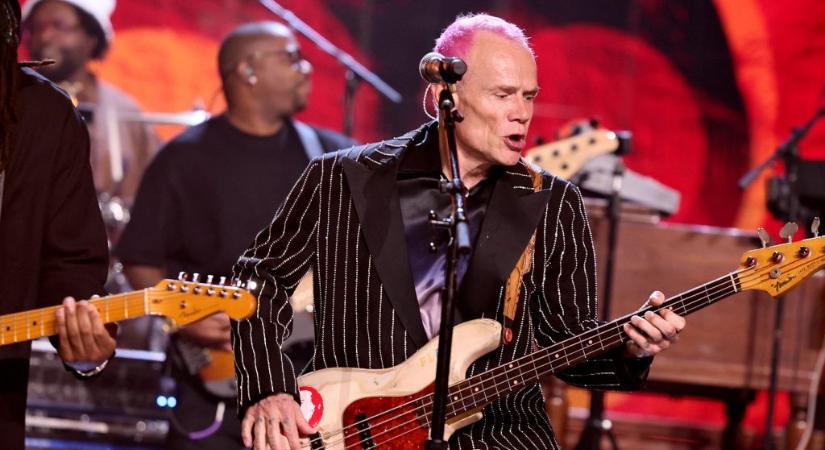Jön a Red Hot Chili Peppers gitárosának szólóprojektje, nem akármilyen nevekkel dolgozott együtt