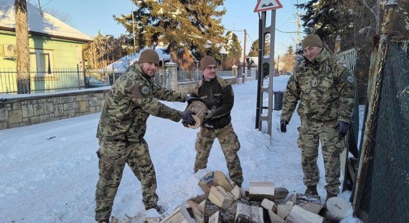 A Magyar Honvédség katonái is részt vesznek a tűzifa-kiszállításban