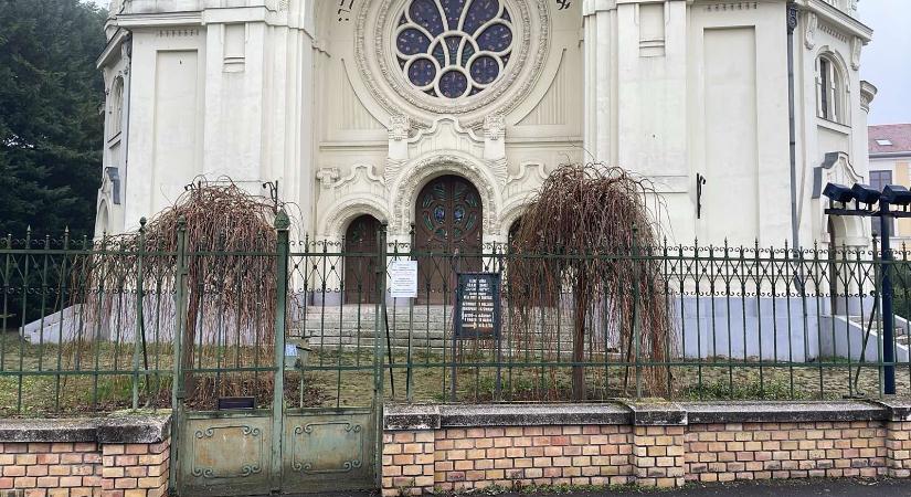 Nyomoznak Márki-Zay Péter feljelentése nyomán a zsinagógára kiragasztott antiszemita matrica ügyében