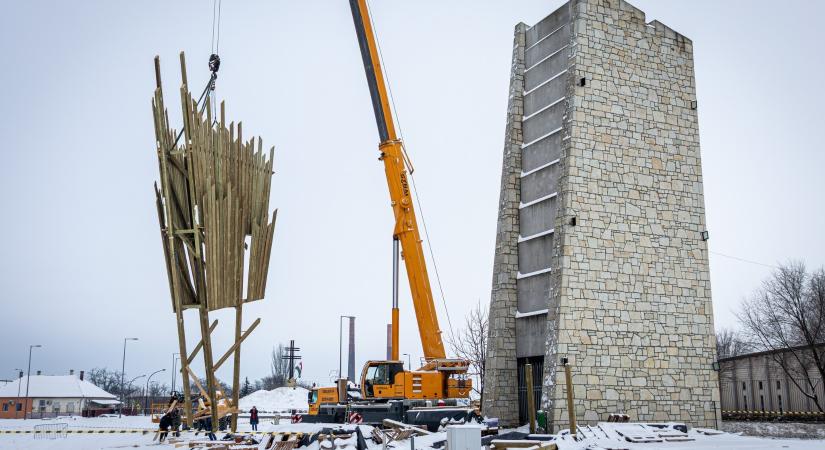 Őrzi az utat, s aki nem méltó rá, azt nem engedi be - Helyére emelték a Szerencsi Világörökségi Kapuzat új tornyát