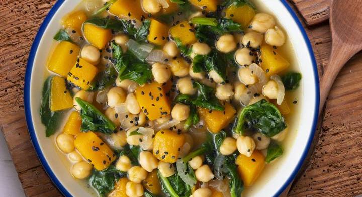 Sűrű csicseriborsó-leves édeskrumplival: felmelegít a hűvös napokon