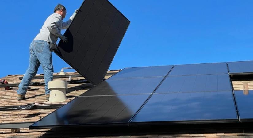 Ingyen pénz napelemre? Mutatjuk, kik pályázhatnak az Otthoni Energiatároló Programra