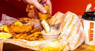 A nagyi is megirigyelné – Rántottcsirkéző nyílt a Blaha Lujza térnél, szaftos hússal és ropogós panírral