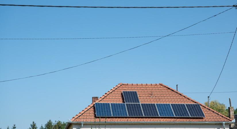 Kiírták a pályázatot: 100 milliárdot oszt szét a kormány a napelemesek között