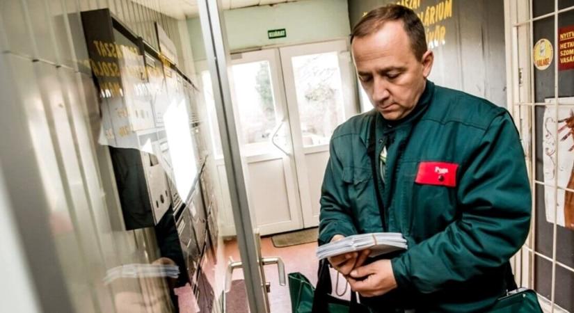 Már úton a postás: ma indul a megemelt nyugdíjak kifizetése, mutatjuk a pontos menetrendet