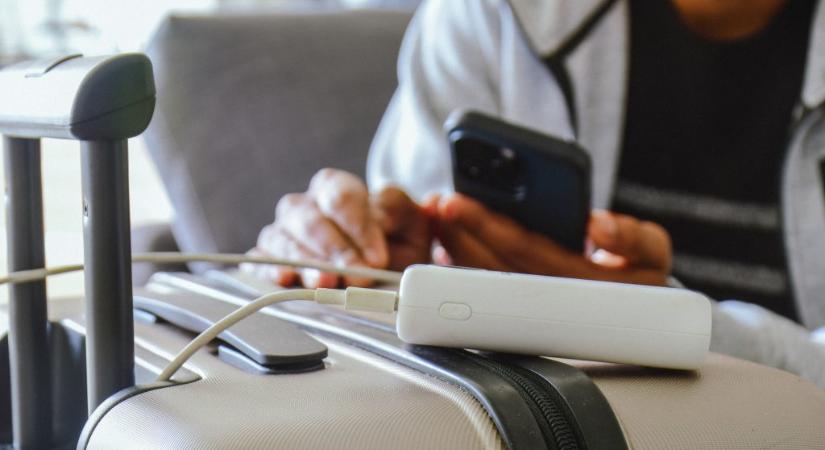 Szigorított a powerbankokra vonatkozó szabályain több nagy európai légitársaság