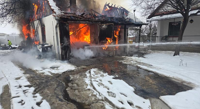 Teljes pusztítást végzett a tűz egy melléképületben
