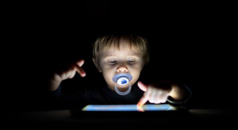 Már az óvodában megjelenik a saját mobil, nő a képernyőidő - új adatok a magyar gyerekek digitális életéről