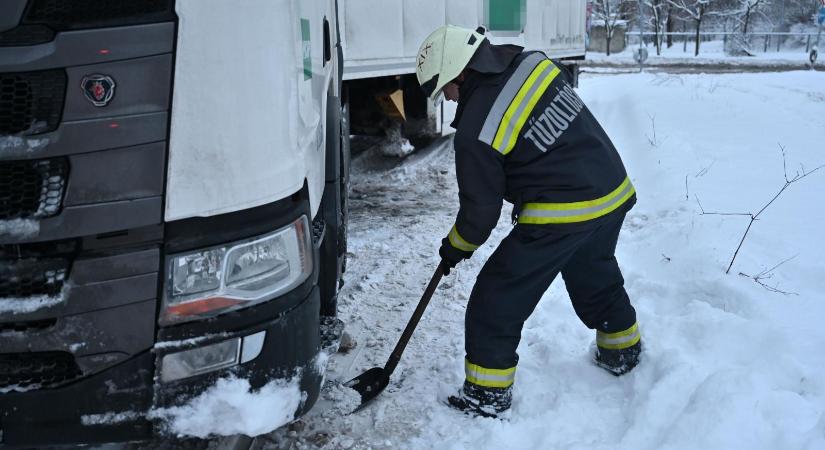 Szerdán 66 esethez vonultak ki a télies időjárás miatt a tűzoltók