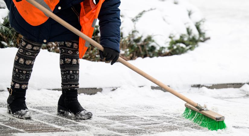Nagyszombat megye déli részén egész éjszaka dolgoztak az útkarbantartók